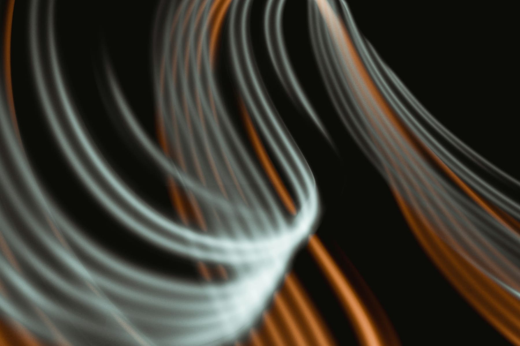 Weiße und orange Lichtspuren