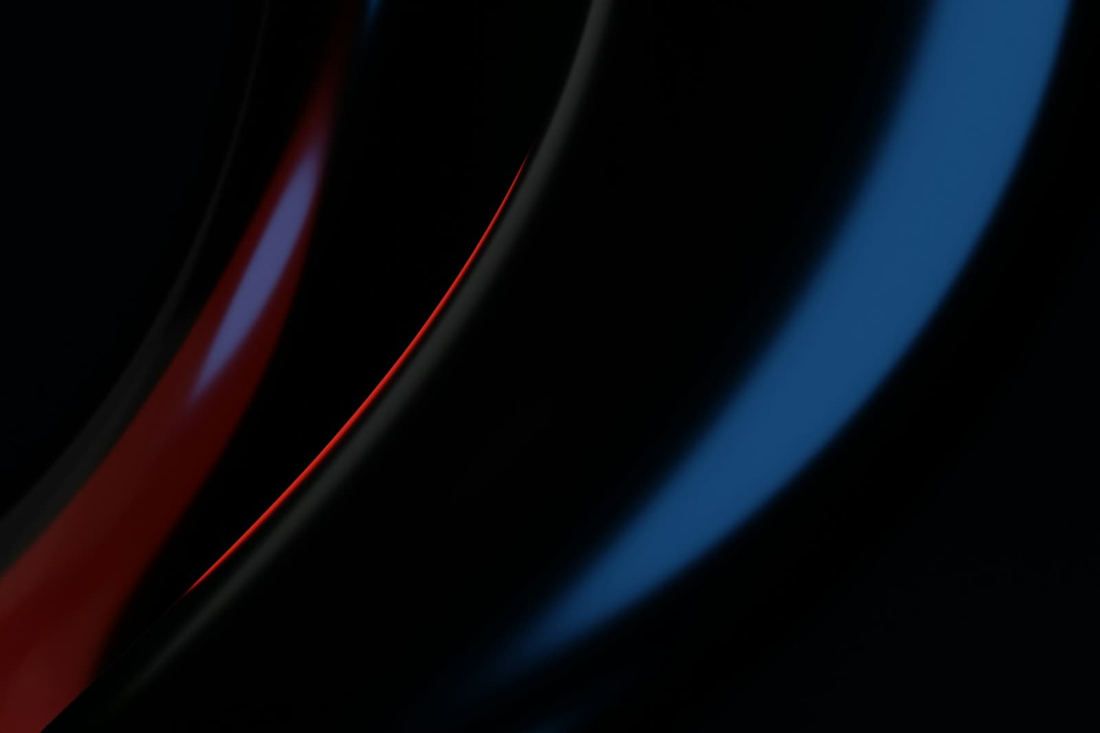 Rote und blaue Lichtkante im Dunkeln