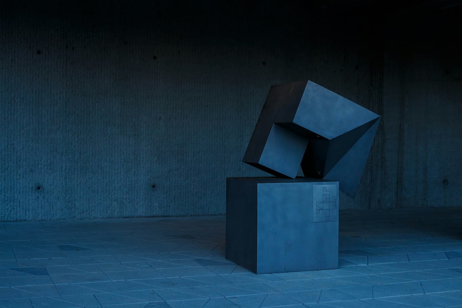 Blaue Würfel in einem Betonraum