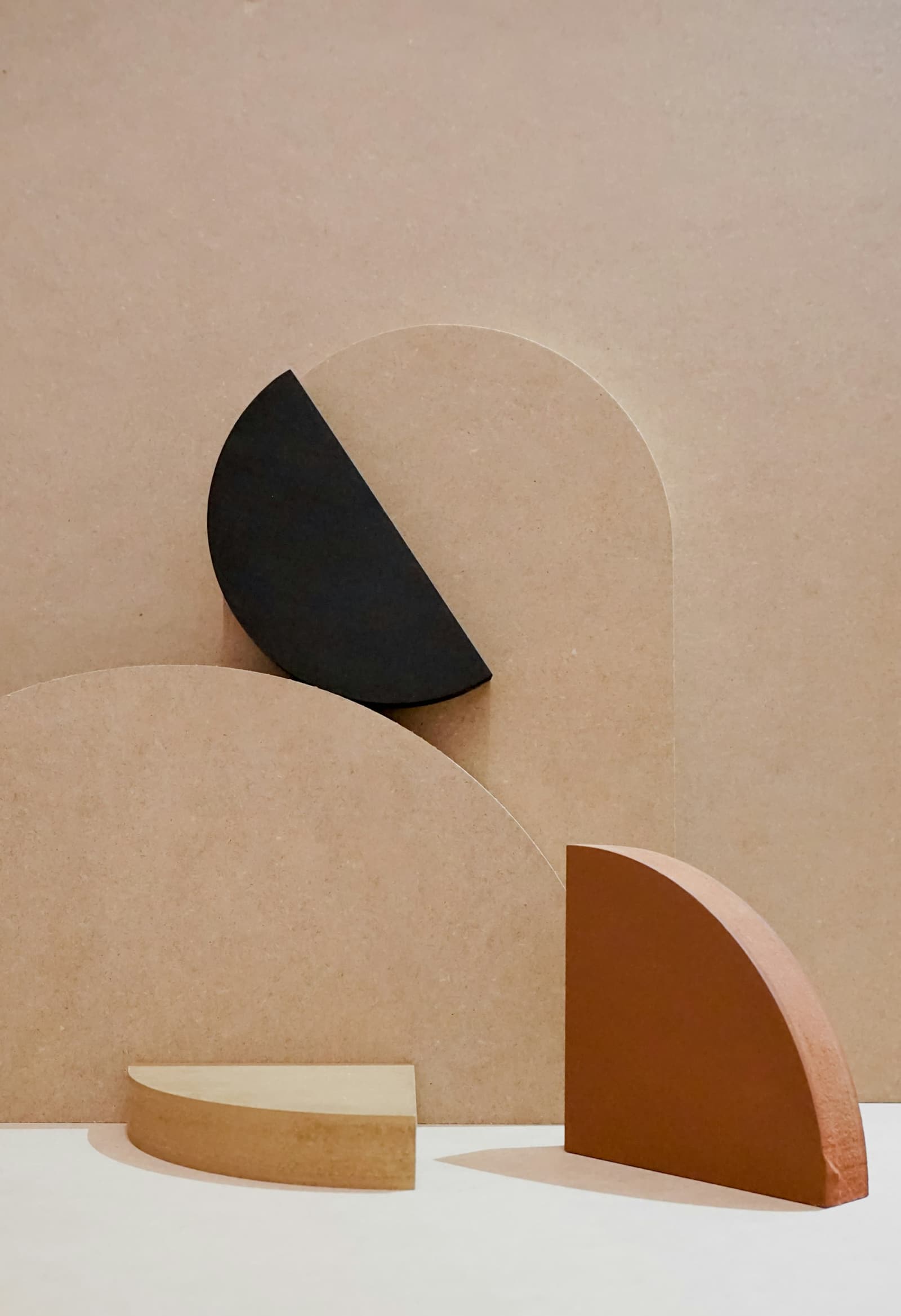 Papierskulptur in Sand, Schwarz und Orange