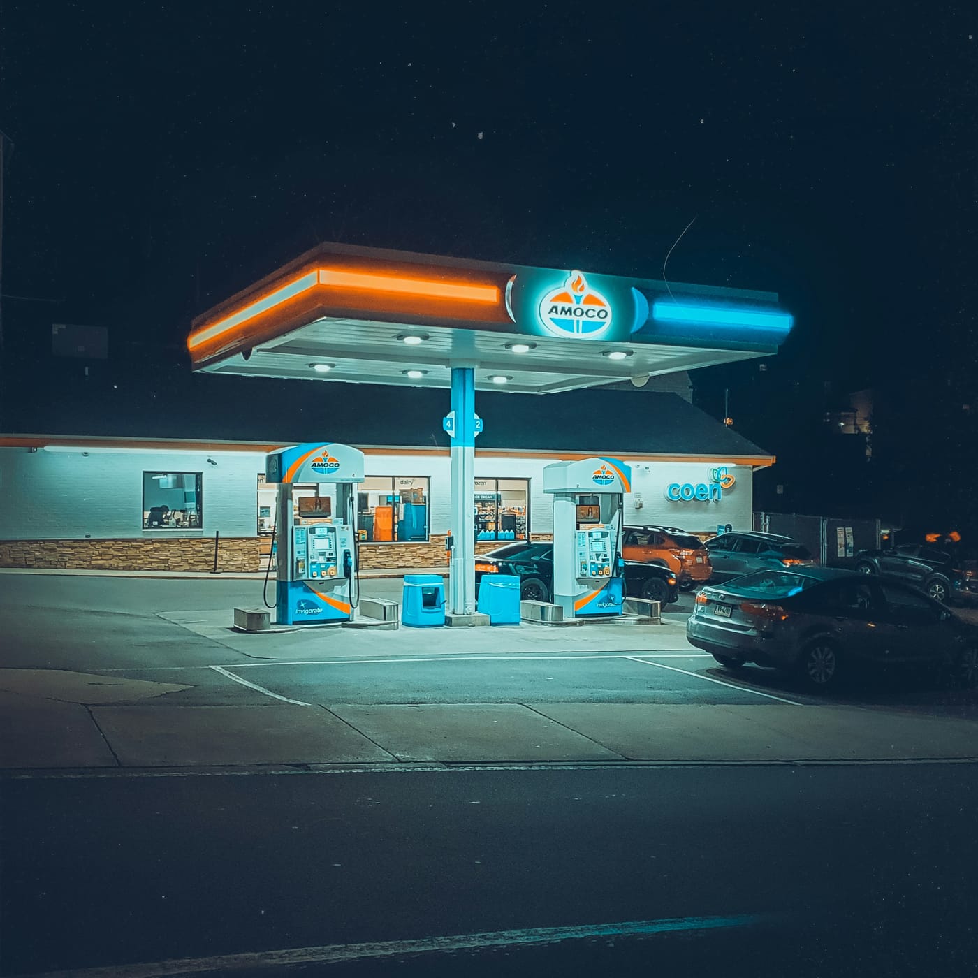 Beleuchtete Tankstelle bei Nacht