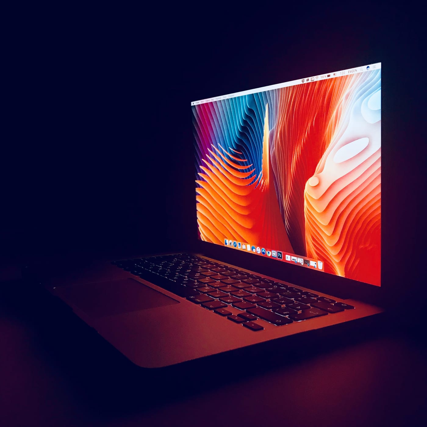 Laptop mit farbigem Bildschirm